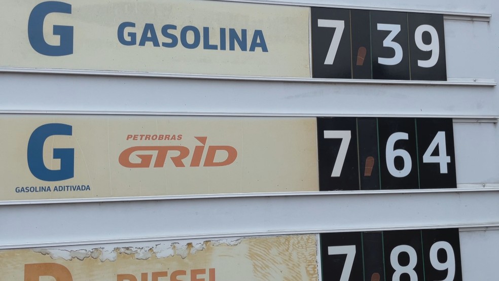 Gasolina comum é vendida a R$ 7,39 em Bagé; aditivada vai a R$ 7,64 — Foto: Reprodução/RBS TV