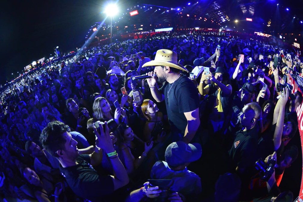 Sorocaba foi cantar no meio do pblico na arena do Jaguarina Rodeo Festival; ele e Fernando fizeram show no 