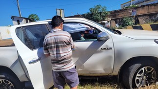 Carro com família de Palmas (TO) é atingido por VLT no Bairro Jacarecanga, em Fortaleza. — Foto: Kilvia Muniz/TVM
