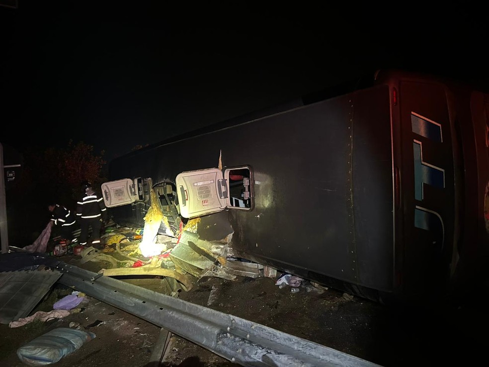 Ônibus sofre acidente na BR-153, em Gurupi — Foto: Divulgação/Bombeiros