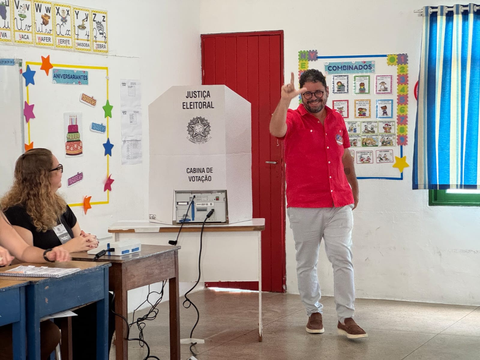 Ivan Moraes (PSOL) vota em escola na Zona Norte do Recife