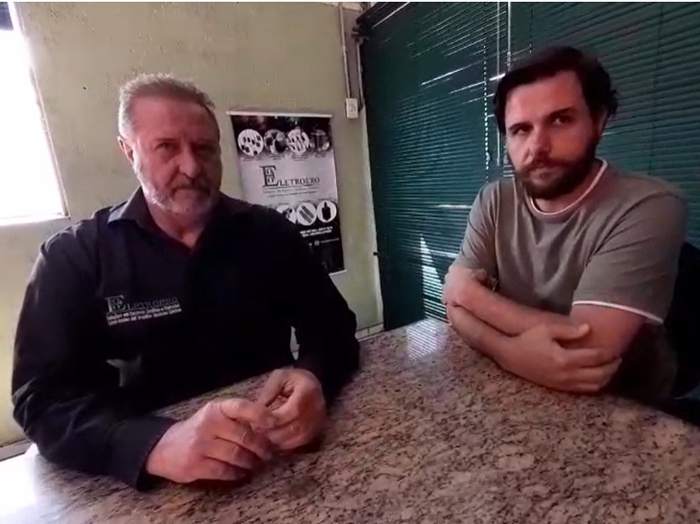 O empresrio Joel Moraes e o filho, Joel Jnior, souberam da autorizao para leilo da rua atravs do g1. Eles tm uma empresa na rua Amrica Central h quase 30 anos. - Foto: Rodrigo Rodrigues/g1