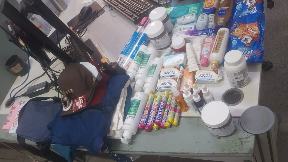Quatro venezuelanos são presos por furtar dezenas de produtos de farmácia em Iguatu. — Foto: Polícia Militar/ Divulgação