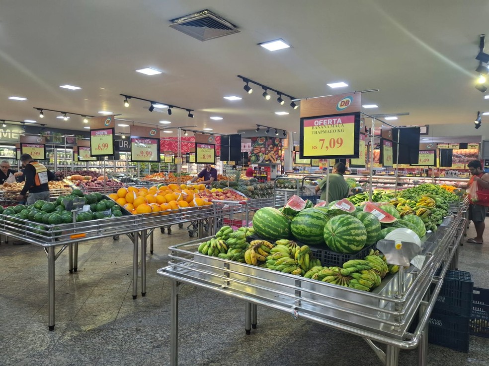 Frutas, verduras e legumes ricos em água ajudam a manter a hidratação e a alimentação equilibrada das crianças nos dias de calor intenso. — Foto: DB Supermercados