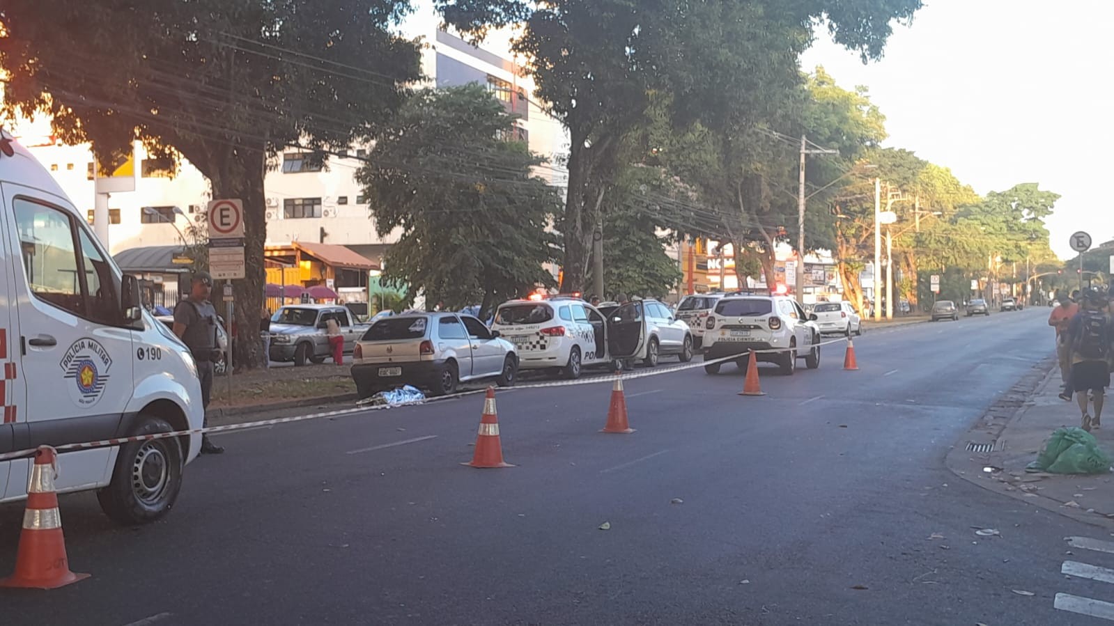 Homem morre atropelado por carro na Av. Andrômeda em São José dos Campos, SP