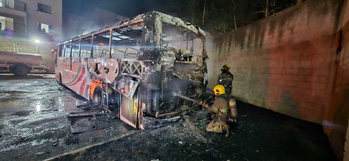 Ônibus intermunicipal fica destruído após pegar fogo em garagem; VÍDEO