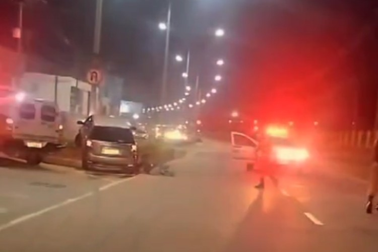 VÍDEO: Perseguição termina com carro batido, suspeito baleado e quatro detidos em Juiz de Fora