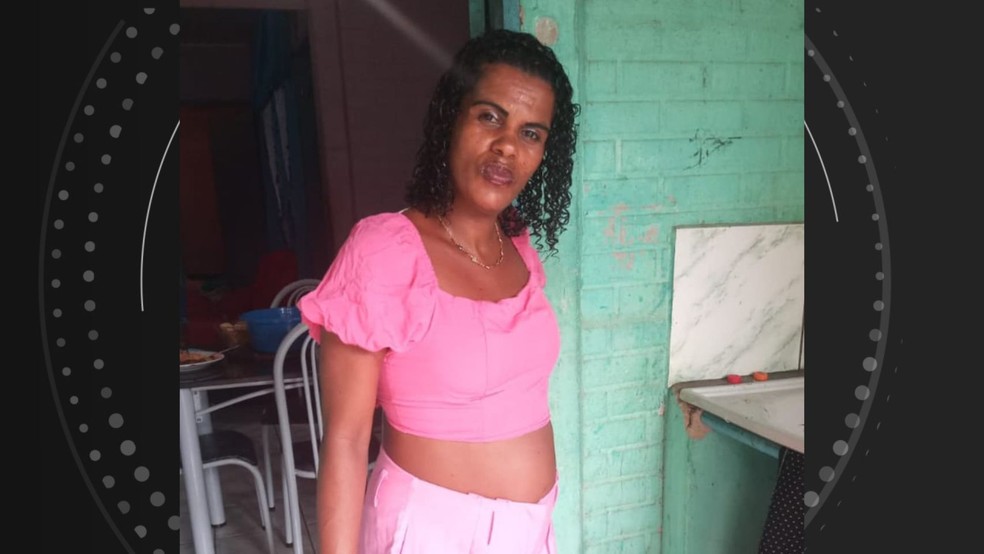 Sheila Carvalho da Cruz, 44 anos, morreu atropelada ao sair do carro após sofrer um acidente com uma moto em Linhares, Espírito Santo — Foto: Reprodução
