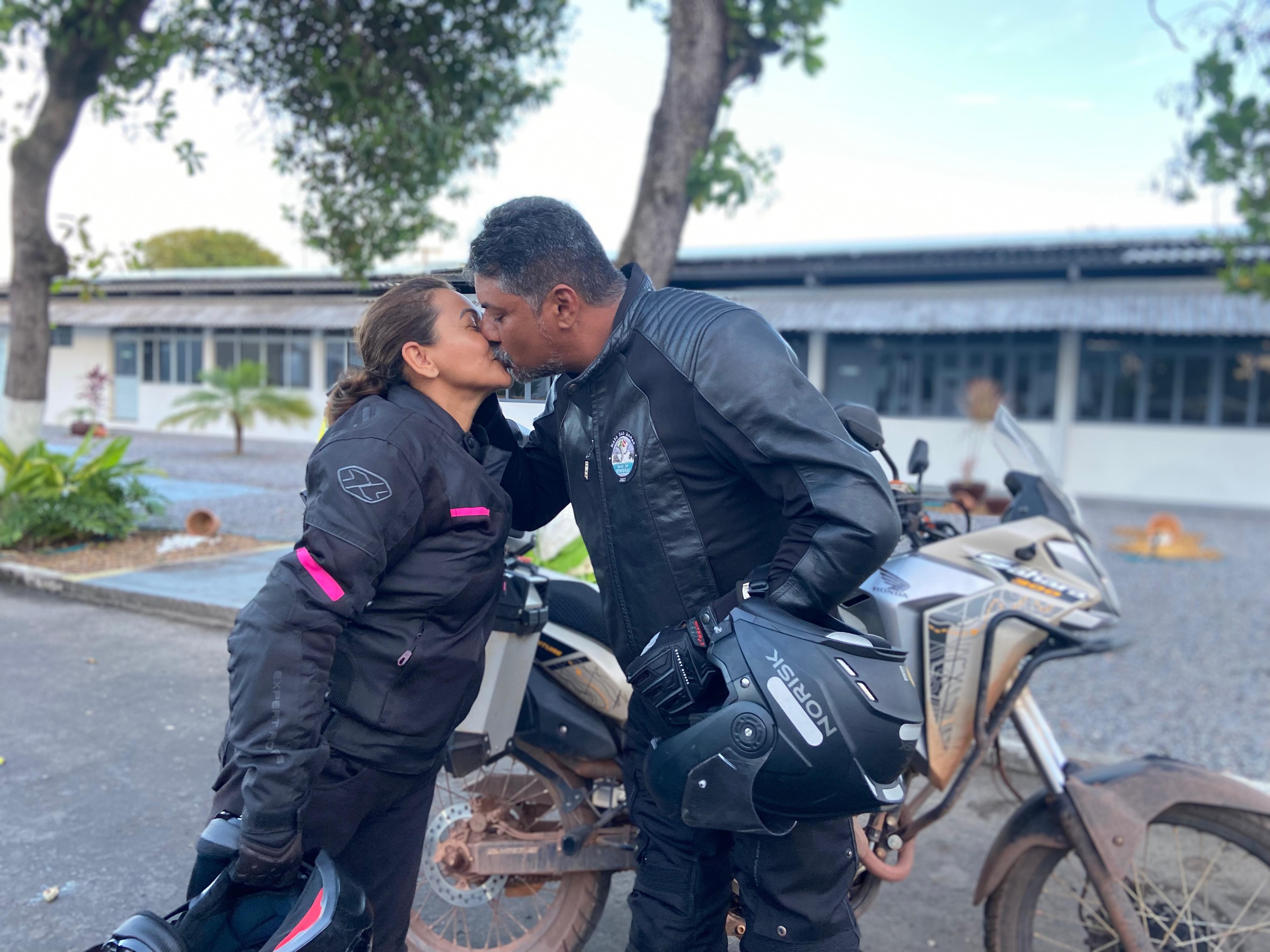 Casal que mapeia águas nas fronteiras do país em moto chega ao Amapá: 'amor e confiança'