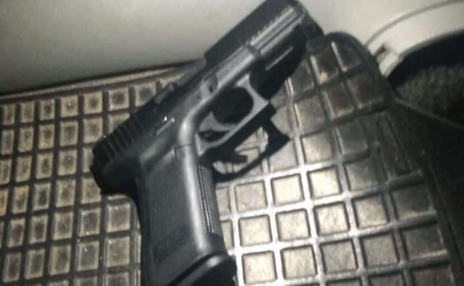 VÍDEO: GCM de Mogi das Cruzes é afastada após ser flagrada apontando arma em discussão no trânsito