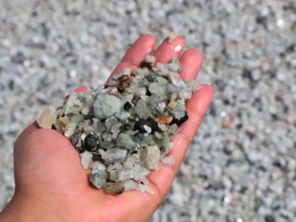 Os elementos de terras raras possuem propriedades eletrônicas, magnéticas e óticas essenciais para diversas tecnologias modernas — Foto: Gil Leonardi /Agência Brasil