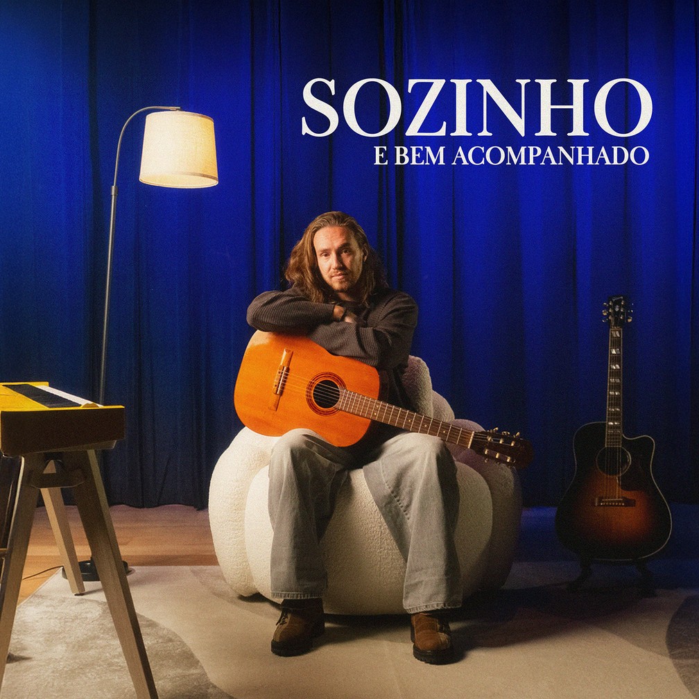 Capa do álbum 'Sozinho e bem acompanhado', de Vitor Kley — Foto: Renato Correa / Divulgação