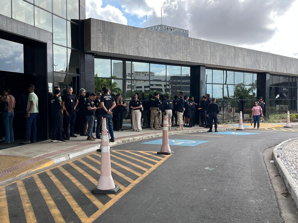 Policiais aguardam julgamento dos acusados de matar Marcelo Hercos em Aracaju — Foto: Rafael Carvalho/TV Sergipe