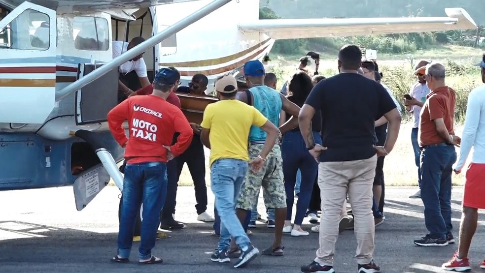 Corpo de Perseu Ribeiro Almeida chegou na Bahia no final da tarde de sexta-feira (6) — Foto: Moisés Soares/TV Santa Cruz