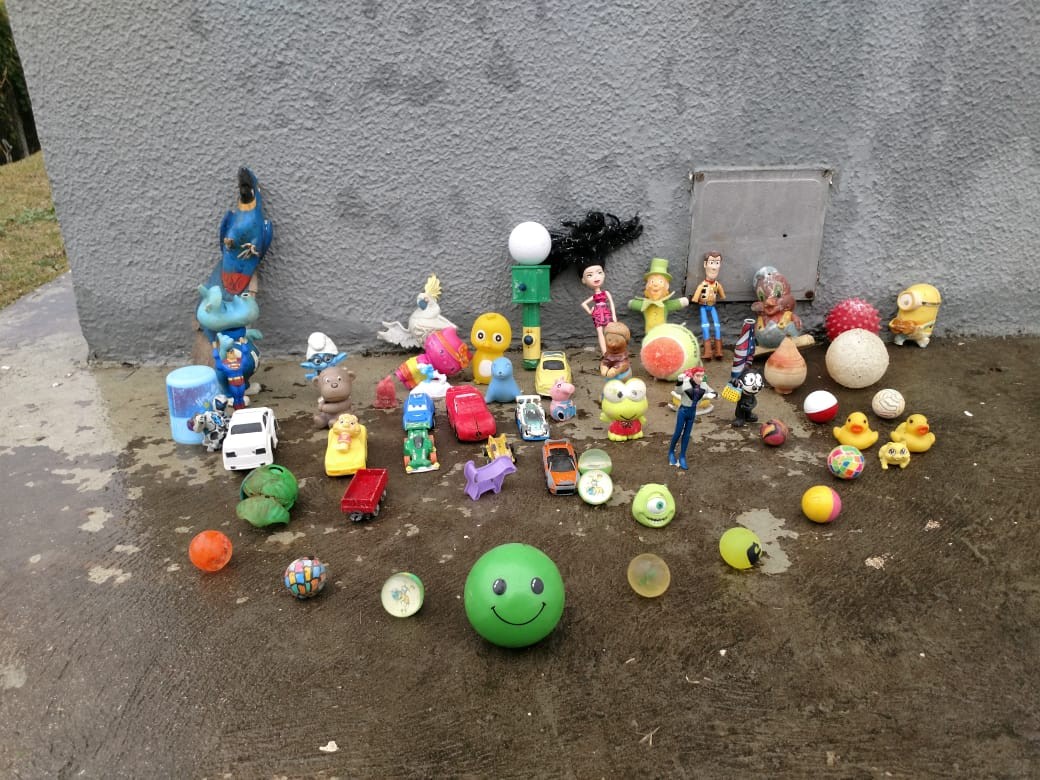 Patinhos de borracha, churrasqueira elétrica e guarda-chuva: veja o que foi encontrado em rede de esgoto de cidade de SP