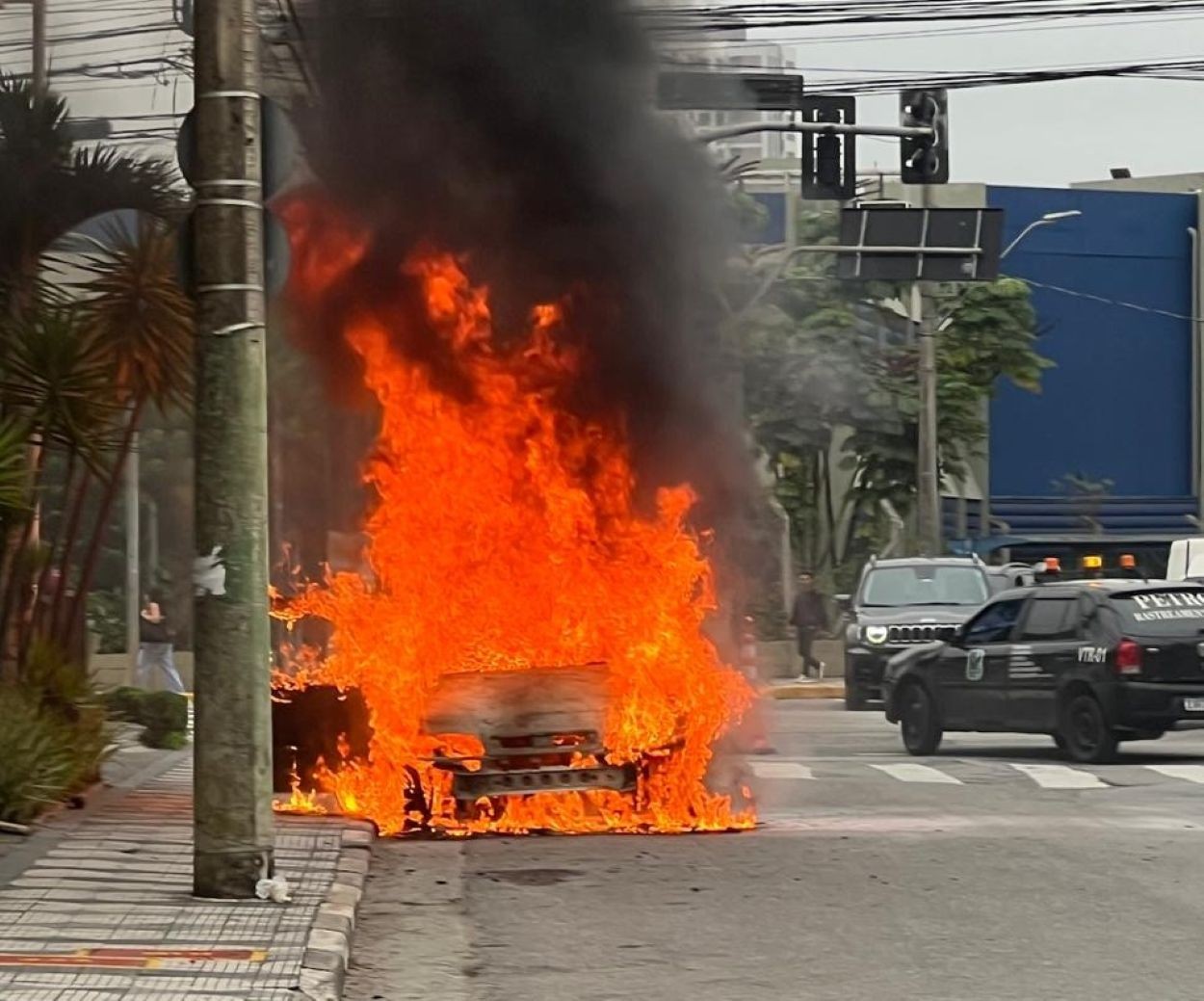Carro sofre pane elétrica e pega fogo um dia após sair da oficina em Mogi das Cruzes