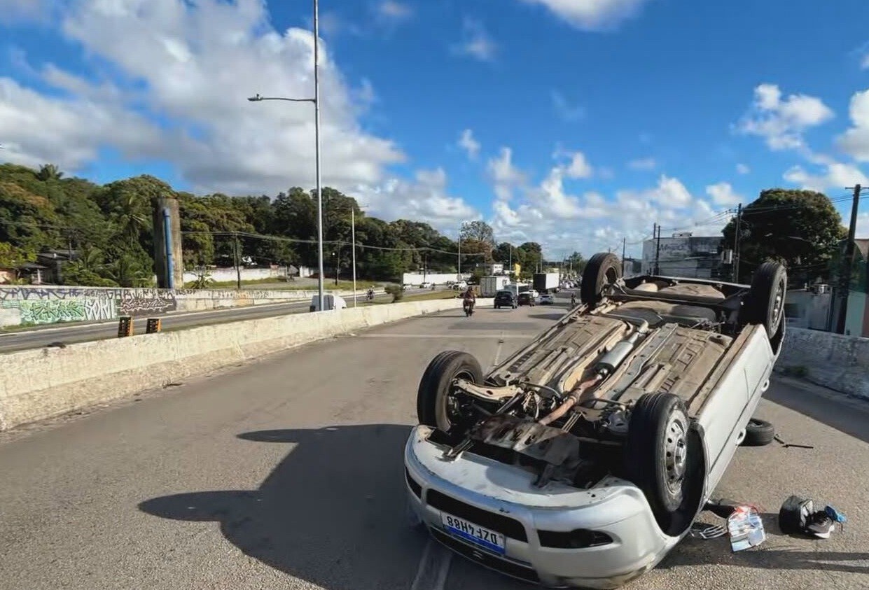 Carro capota em viaduto na BR-101 após motorista passar mal