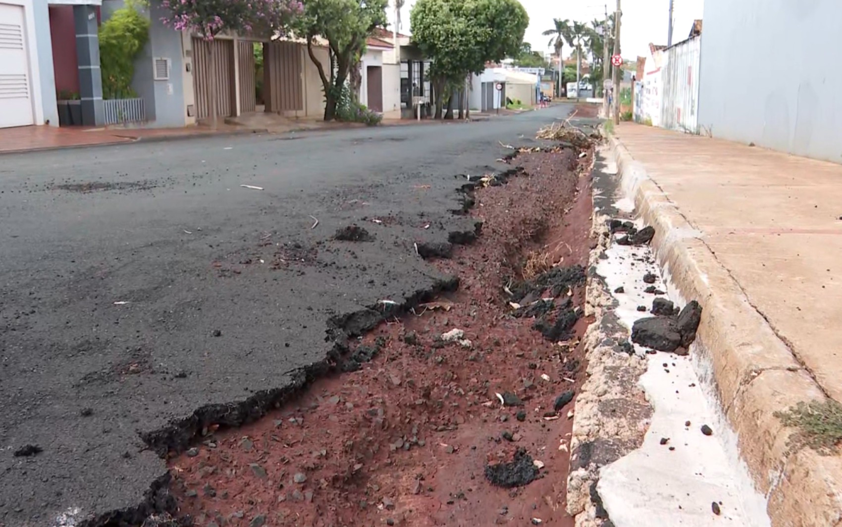 Prefeitura de Ituverava, SP, diz que aguarda fim das chuvas para resolver problema de asfalto que cedeu