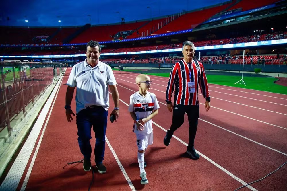 Morre menino de 10 anos com tumor raro que realizou sonho de entrar em campo com jogadores do São Paulo