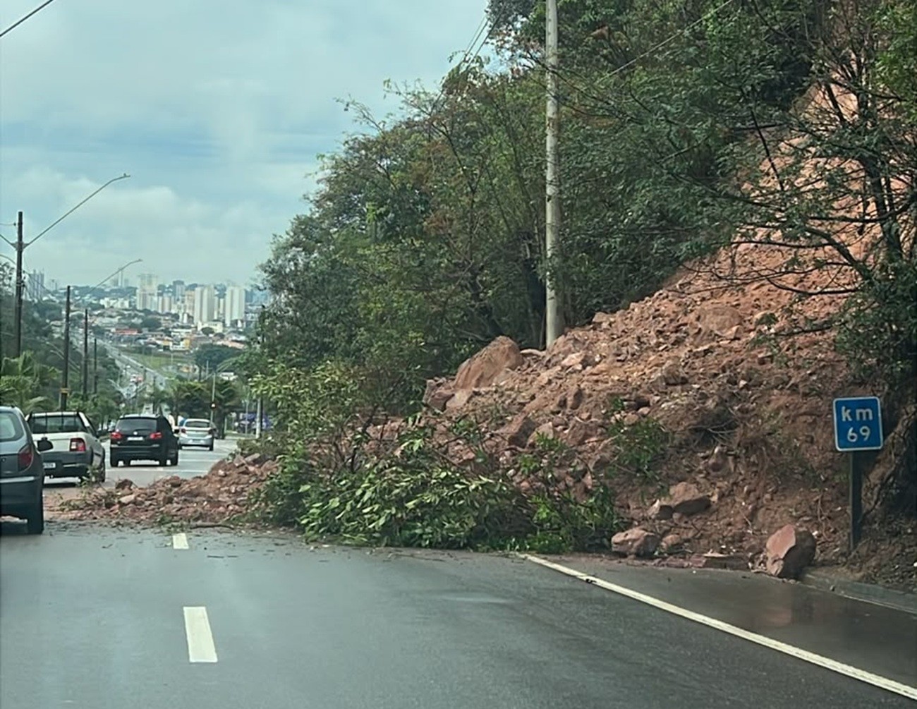 Queda de barreira interdita faixa de rodovia em Jundiaí