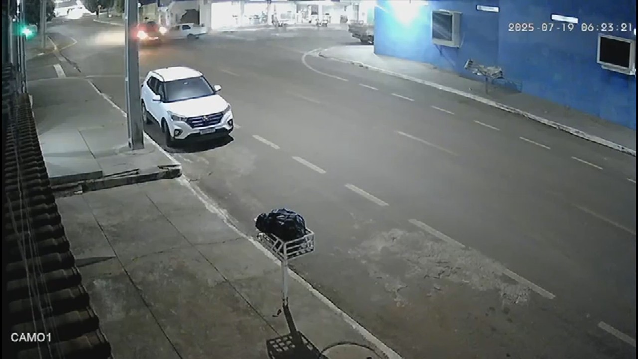 Criança morre em acidente entre carro e caminhonete; vídeo