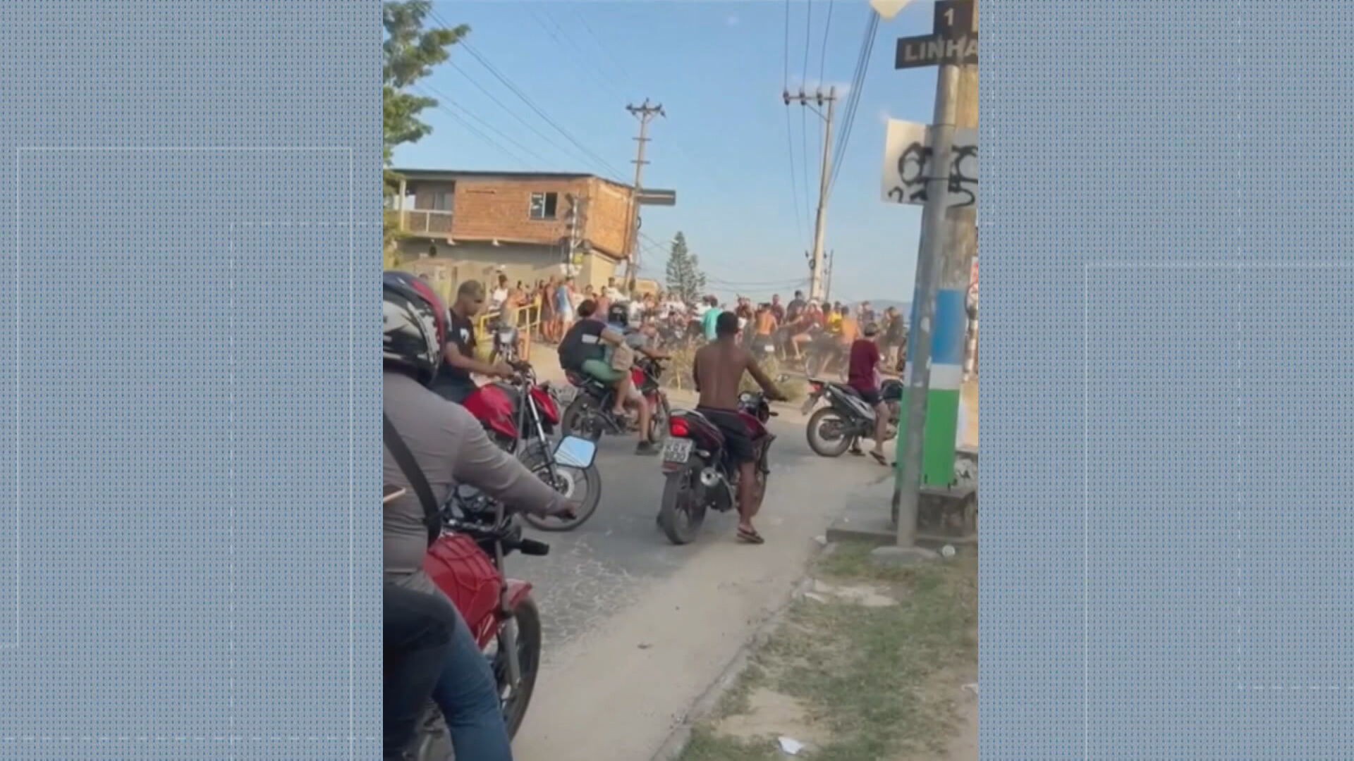 Jovem morre atropelado por trem de carga em Japeri; moradores protestam e denunciam falha em sinalização em passagem de nível