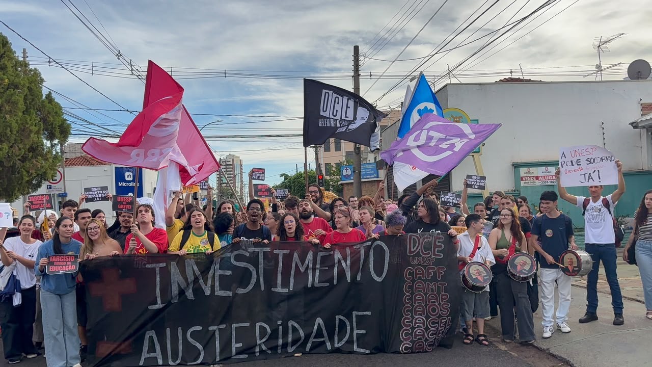 Estudantes da Unesp em greve protestam durante visita de Tarcísio a hospital no interior de SP