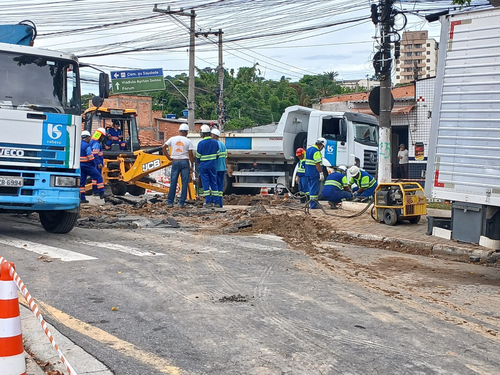 Tubulação da Sabesp rompe e alaga avenida de Ferraz de Vasconcelos