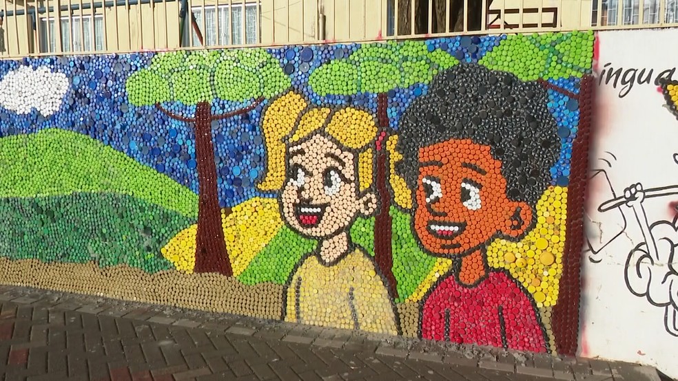 Mural feito por professor na fachada de escola municipal retrata elementos culturais de Guaraniaçu — Foto: RPC