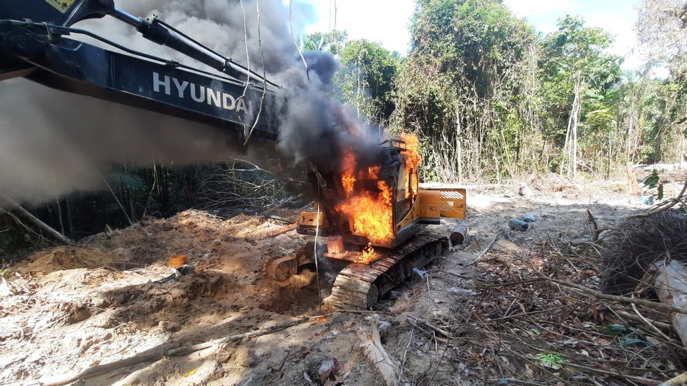 Operação contra garimpo ilegal apreende acampamentos, balsas e equipamentos no AM. — Foto: Divulgação/PF