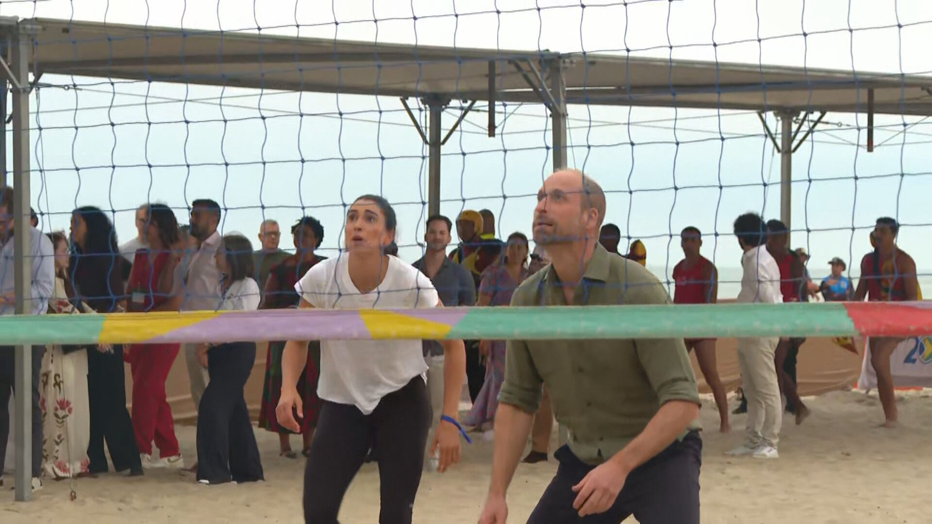 Príncipe William visita a Praia de Copacabana, acompanha simulação de resgate no mar e joga vôlei com jovens