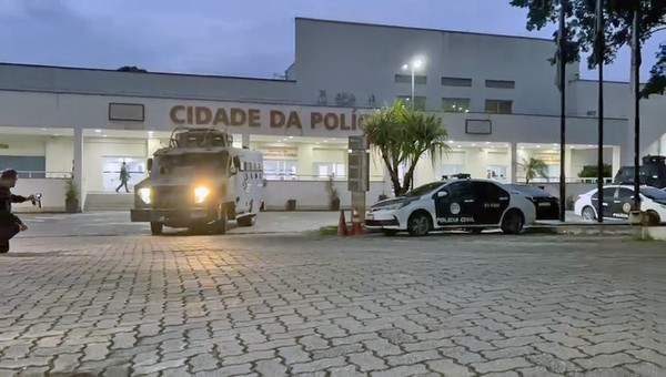 Equipes deixam a Cidade da Polícia na manhã desta terça (28) — Foto: Reprodução/TV Globo