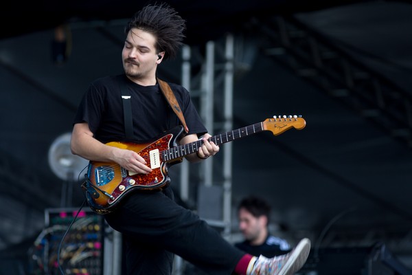 Milky Chance atrai plateia cheia e animada com rock bonzinho no