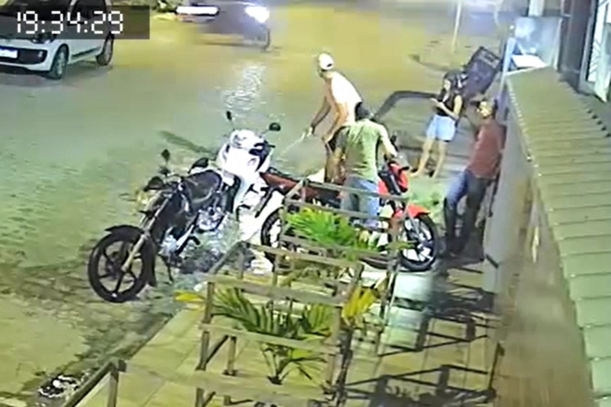 Jovem morre e três ficam feridos após acidente entre motos em Garanhuns; VÍDEO mostra colisão