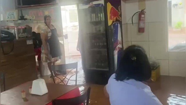 Motos so arrastadas por enxurrada e restaurante fica alagado em Goinia