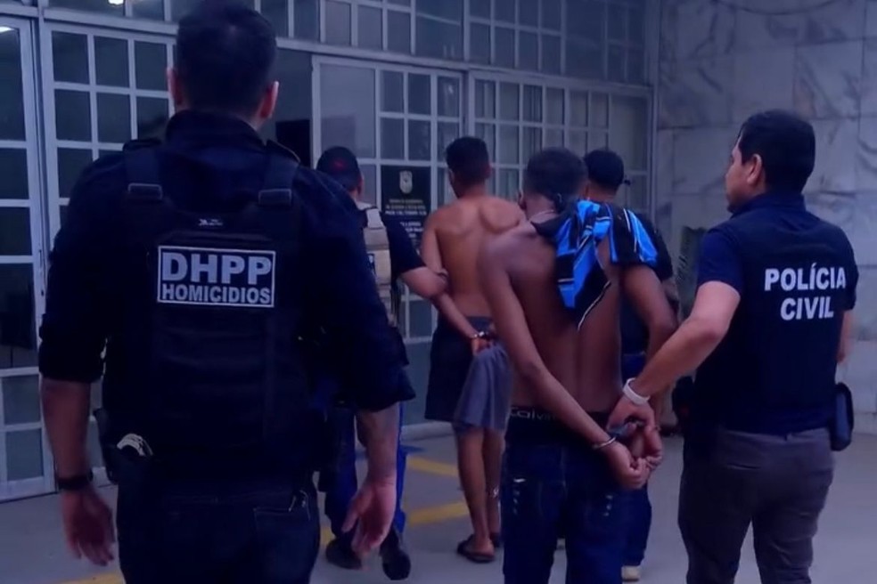 Irmãos são presos suspeitos de matar ex-padrasto — Foto: Polícia Civil