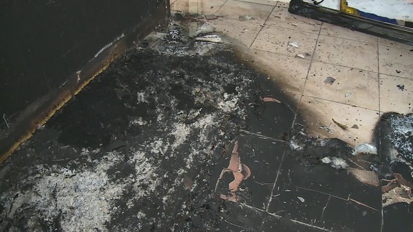 Casa ficou com partes dos cômodos queimados após mulher de 33 anos colocar fogo em ex e o filho dele em Itapemirim, no Sul do Espírito Santo — Foto: Reprodução/TV Gazeta