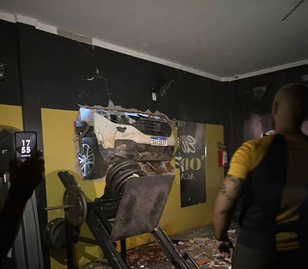 Vereadora de Dormentes perde controle de carro e invade parede de academia