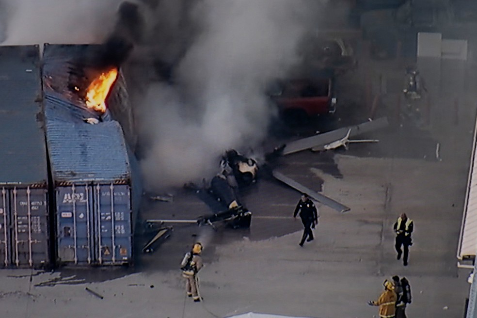 Helicóptero que caiu em Chatsworth, Los Angeles. — Foto: KABC-TV via AP