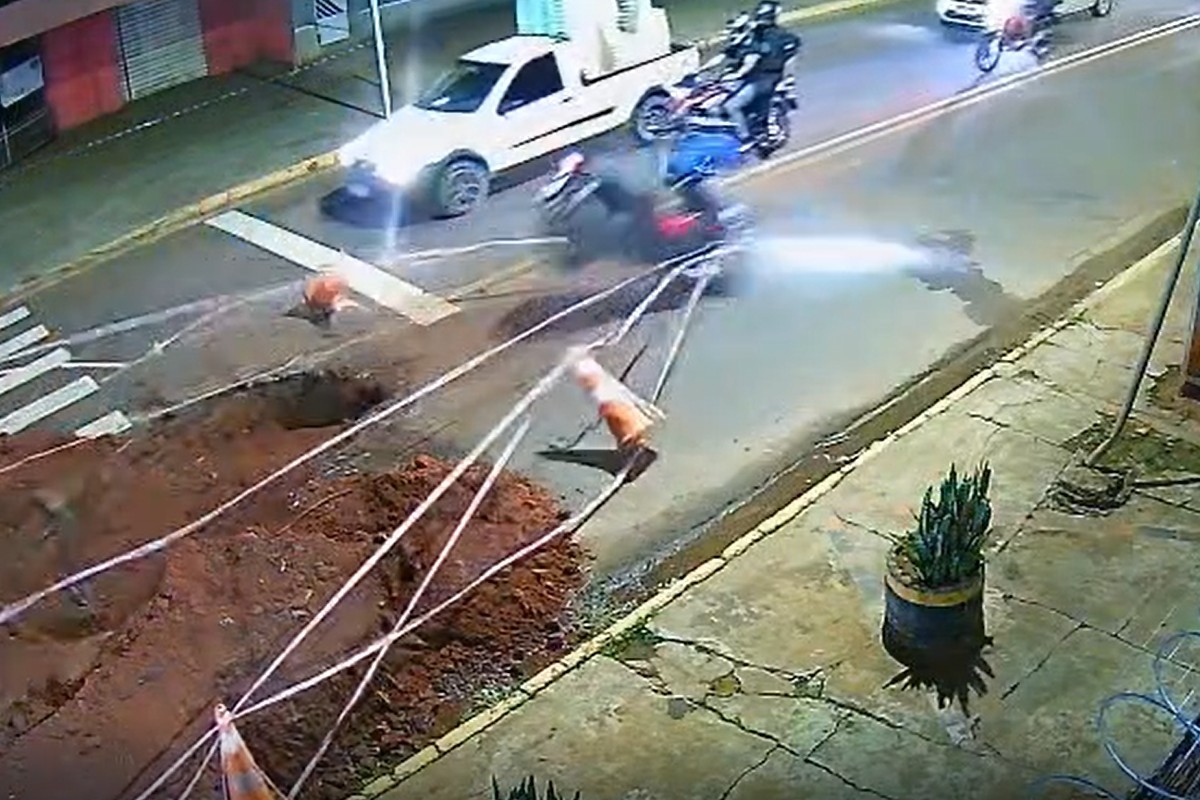 VÍDEO: motociclista ignora sinalização e cai em obra em Campo Grande