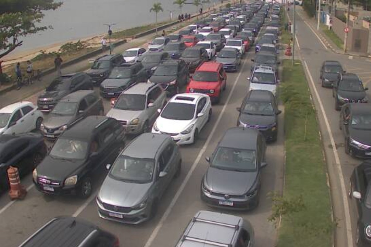 Fila da balsa para sair de Ilhabela chega a 2h30 neste domingo (30)