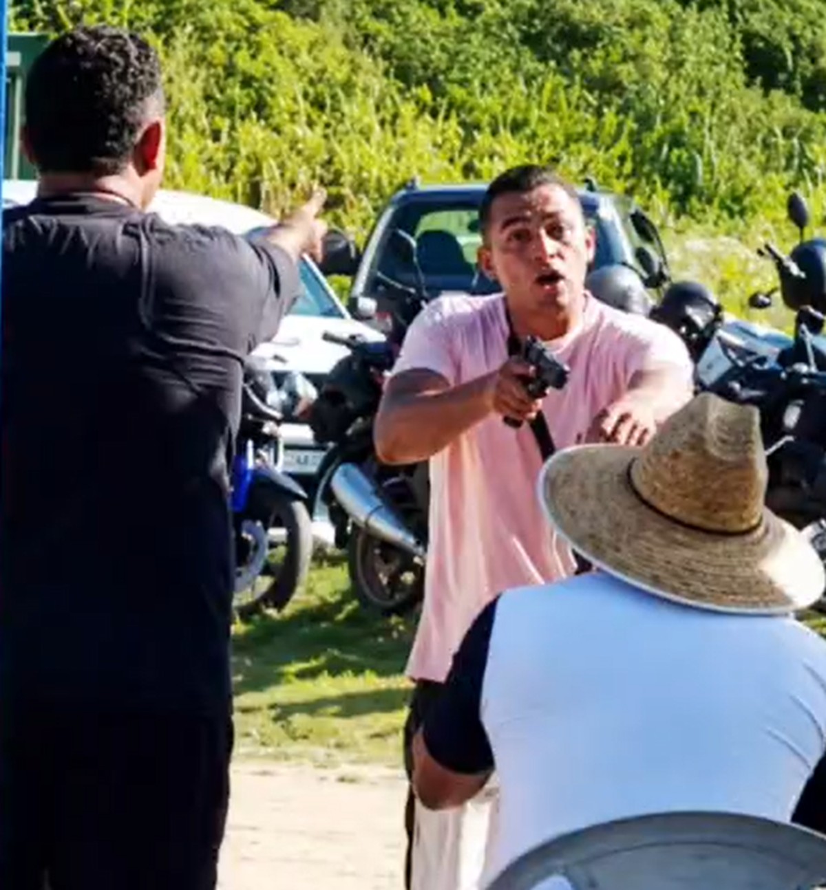 Dono de quiosque fica sob mira de revólver em praia de Cabo Frio: 'Será que minha vida vale R$ 34,50?'; VÍDEO
