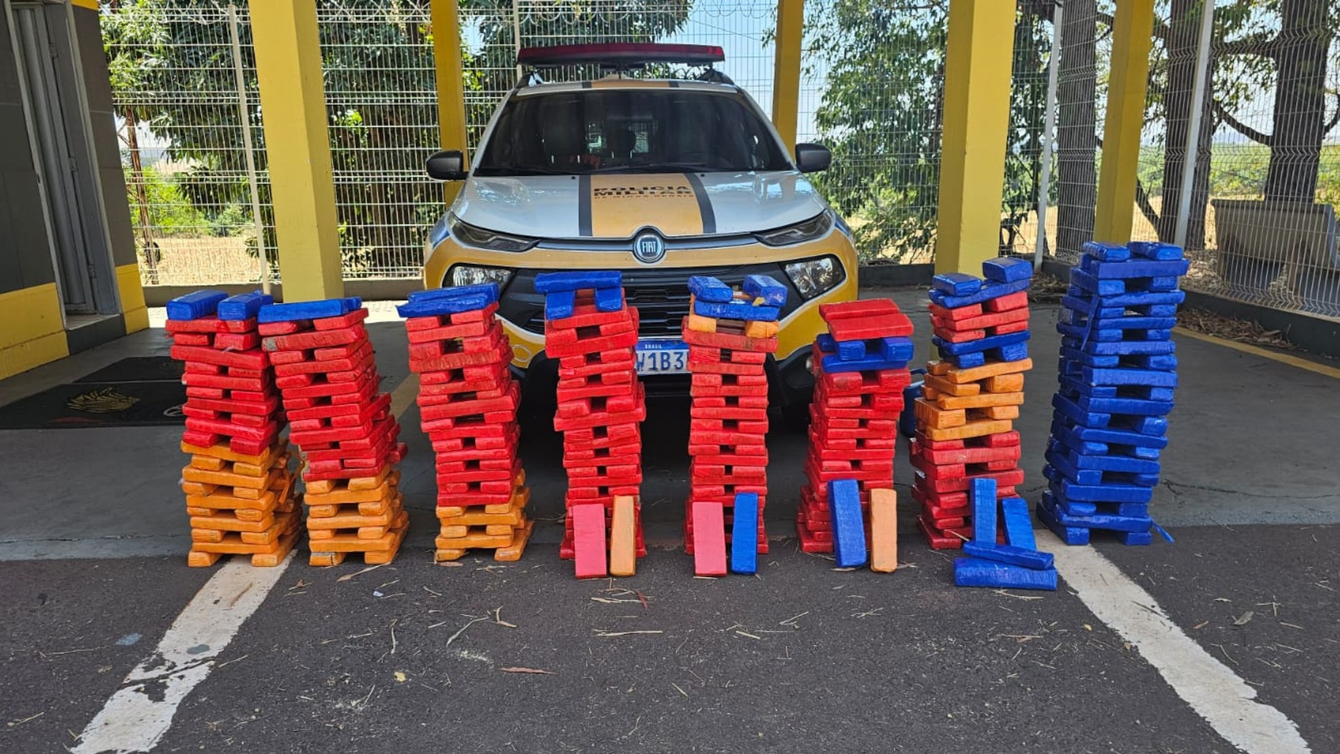 Dupla é presa com meia tonelada de maconha no porta-malas durante fiscalização na MGC-497