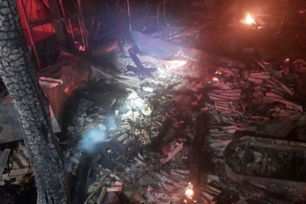Homem é encontrado morto em escombros após incêndio destruir casa de acampamento em MT