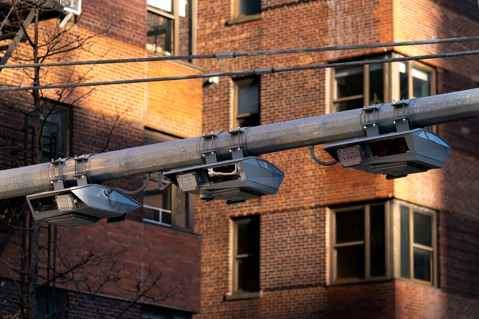 Câmeras de leitura de placas de carros e sistema de cobrança automático do pedágio em Manhattan — Foto: Adam Gray/Reuters