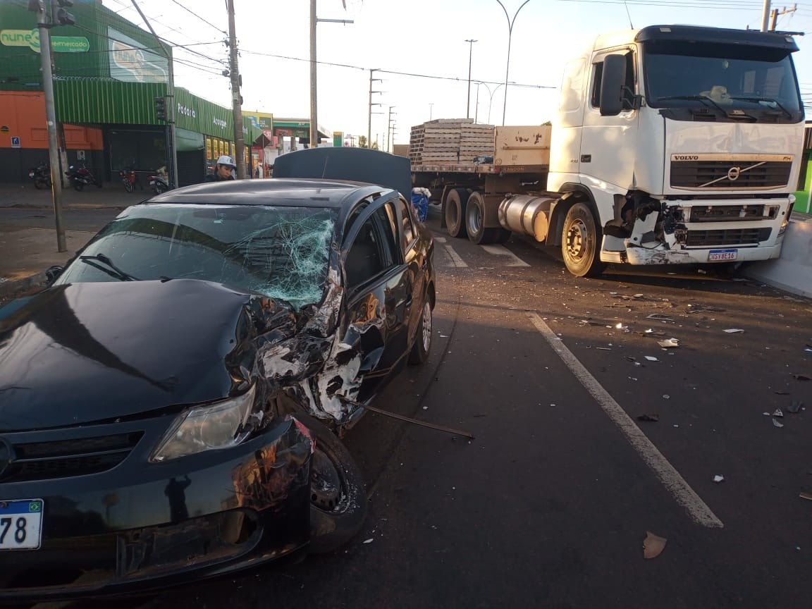 Batida entre carro e carreta deixa motorista ferido em avenida de Campo Grande
