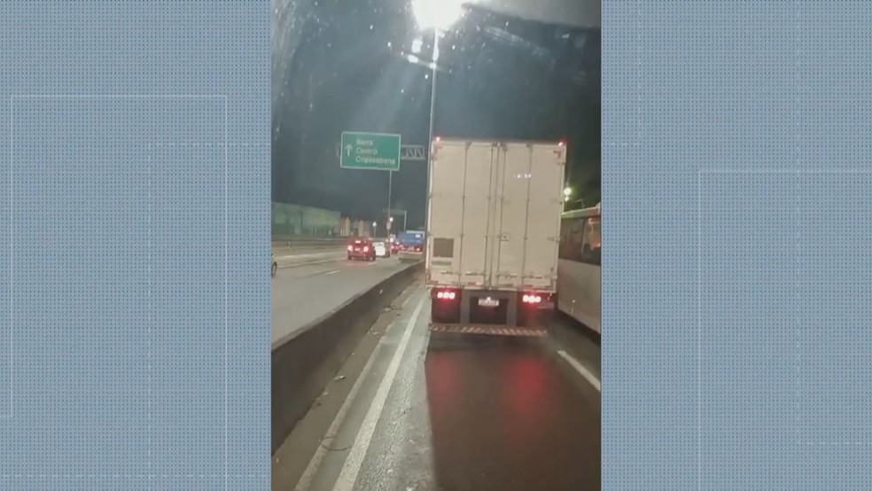 Operação fecha a Avenida Brasil, uma das principais vias expressas do Rio de Janeiro — Foto: Reprodução/ TV Globo
