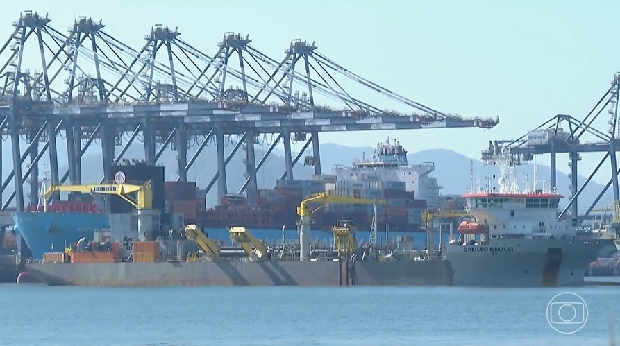 Exportadores deixam de enviar mercadorias aos EUA para evitar entregas sob impacto do tarifaço; transporte em navios leva cerca de 14 dias