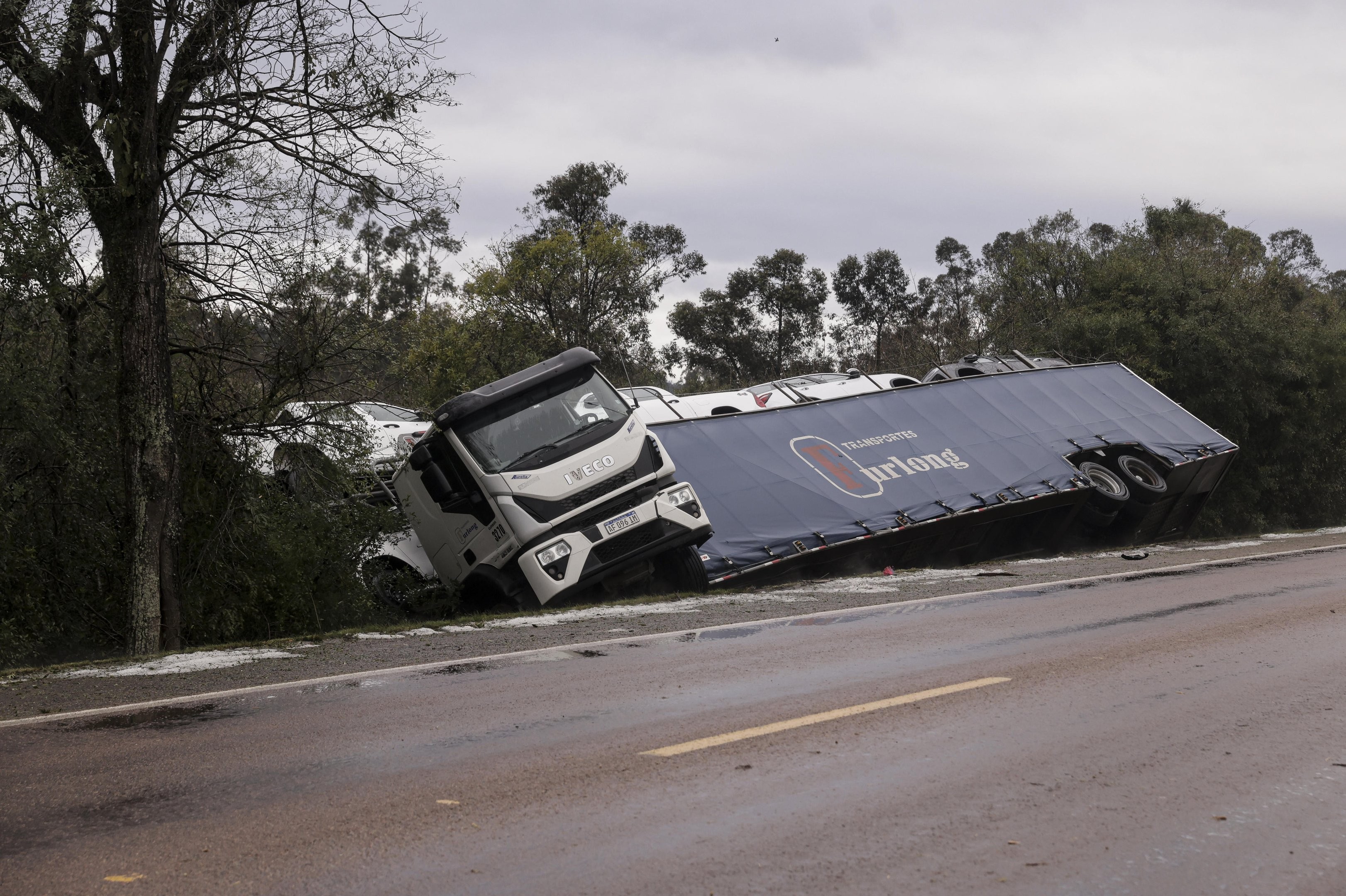 Caminhão-cegonha perde o controle em estrada após temporal com granizo e vendaval no RS