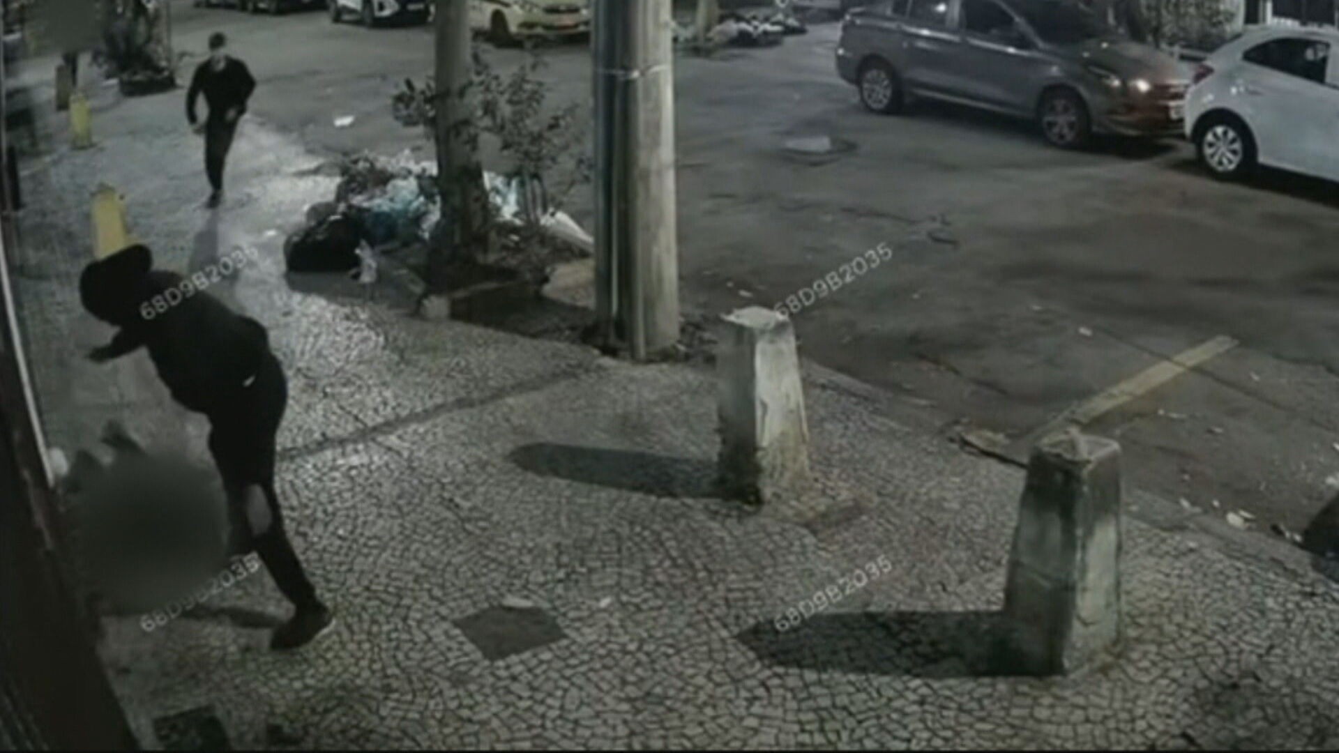 Bandidos descem de táxi, agridem e assaltam mulher no Maracanã; VÍDEO